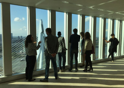 Een tourgroep staat te genieten op de 31ste verdieping van het spectaculaire uitzicht over de stad.