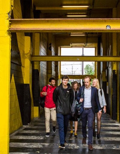 Een tourgroep bezoekt met lokale gids het central district met o.a. het Schieblok.