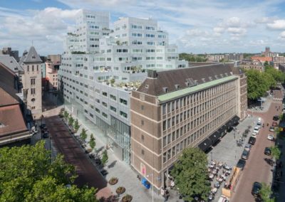 Het oude en nieuwe Stadstimmerhuis. De wolk van glas en staal van OMA en het oude een ontwerp van J.R.A. Koops.