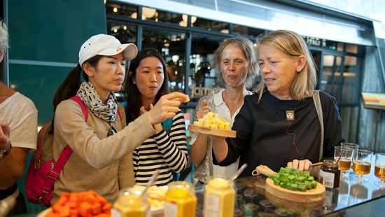 Tijdens de Tasty Food Tour proeven bij en kennis maken met Chees and More in de Markthal.