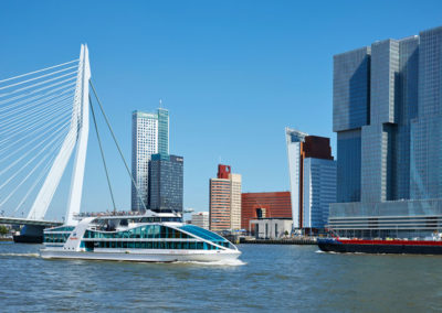 Spido vaart over de Maas voorbij de Erasmusbrug door.