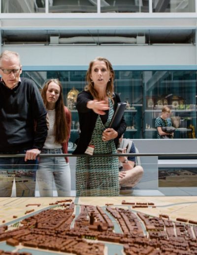 Tijdens de tour wordt er een bezoek aan Museum Rotterdam gebracht.